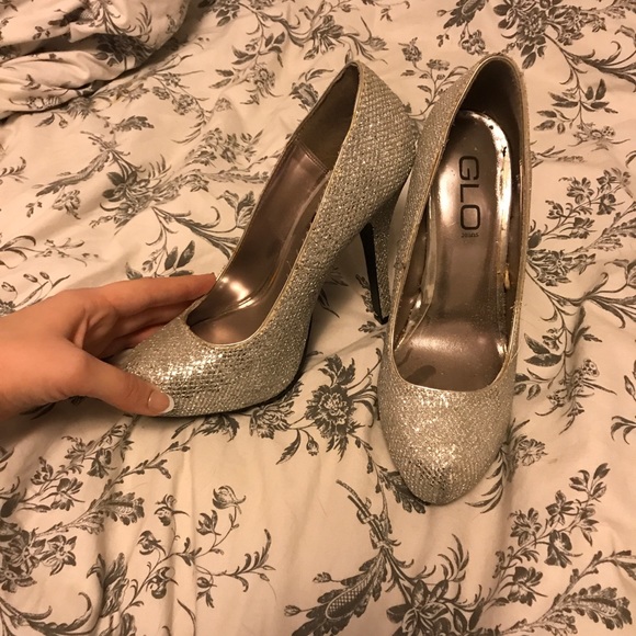 Glo silver glitter heals. Size 8 - Picture 2 of 5